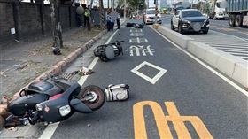 高雄小港連環自摔5傷騎士命危送ICU。（圖／翻攝畫面）