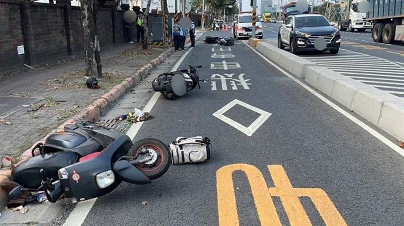 連環摔!高雄小港「詭異油地」害5人送醫