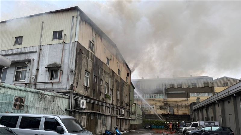 電鍍工廠火警現場。(圖/翻攝畫面)