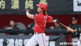 中職37年例行賽，味全龍左外野手張祐銘打成右外野飛球出局。（圖／記者劉彥池攝影）