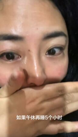 有網友表示,能理解她因為低薪睡五小時,老闆罵她也能理解,但無法理解她為何上網哭訴討拍。(圖/翻攝自微博)