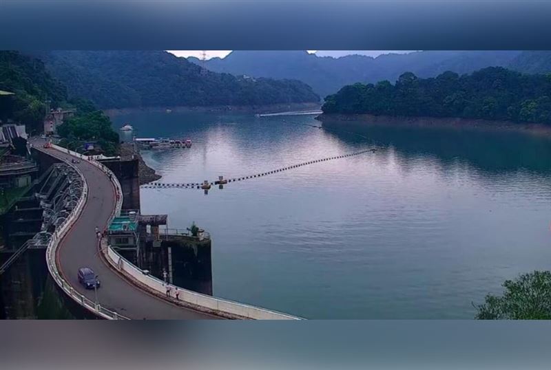 清明連假連日降雨，不少水庫趁機「進補」，桃園石門水庫5日下午4時蓄水率突破6成達到61.5%（圖／翻攝自桃園觀光導覽網即時影像畫面）