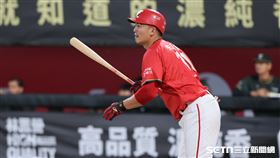 中職37年例行賽，味全龍一壘手朱育賢打成游擊平飛球出局。（圖／記者劉彥池攝影）