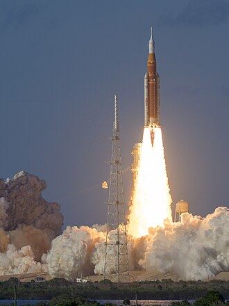 阿提米絲2號(Artemis II)是NASA的阿提米絲計畫的第二個任務和第一次載人飛行,使用太空發射系統Block 1運載火箭發射一艘搭載3名美國太空總署和1名加拿大太空總署太空人的獵戶座太空船,執行月球飛掠測試。這是1972年阿波羅17號之後首次飛離近地軌道的載人飛行任務。(圖/翻攝自維基百科)