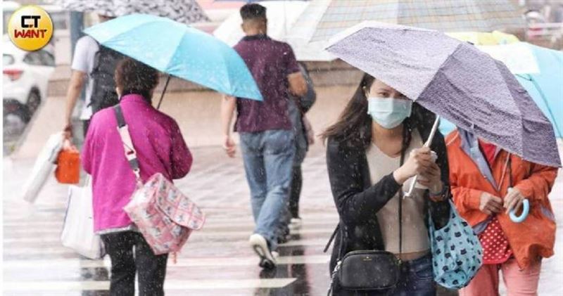 清明連假全台濕答答，有不少家庭會打開除濕機，但部分民眾認為人機不能待在同一空間，其實台電早就闢謠，分享如何正確使用除濕機。（示意圖／趙文彬攝）