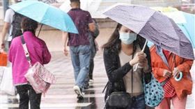 清明連假全台濕答答，有不少家庭會打開除濕機，但部分民眾認為人機不能待在同一空間，其實台電早就闢謠，分享如何正確使用除濕機。（示意圖／趙文彬攝）