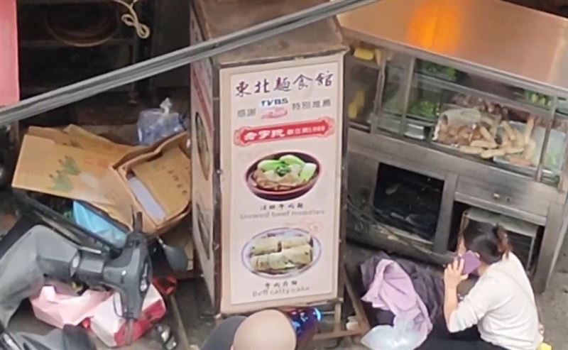 女騎士遭到波及，受傷送醫。（圖／翻攝畫面）