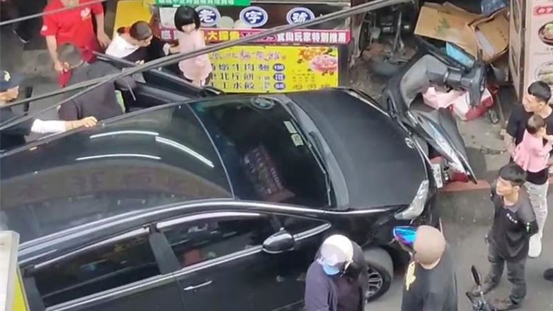基隆廟口出事！轎車撞2店5人受傷送醫