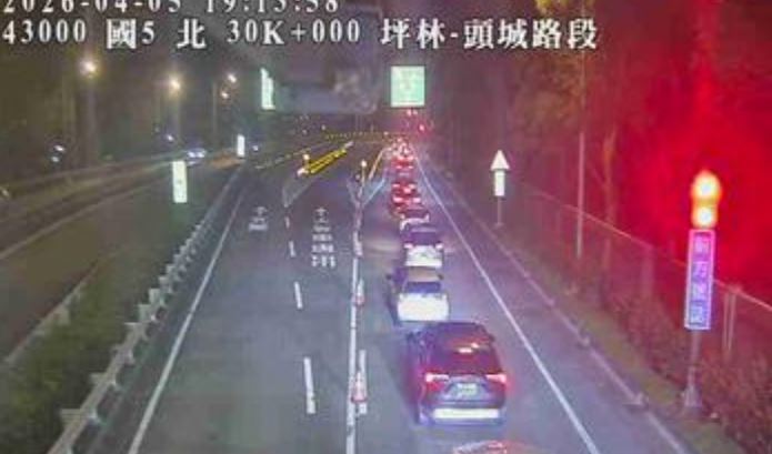 國道湧車潮多路段壅塞 國5北上「紫爆」