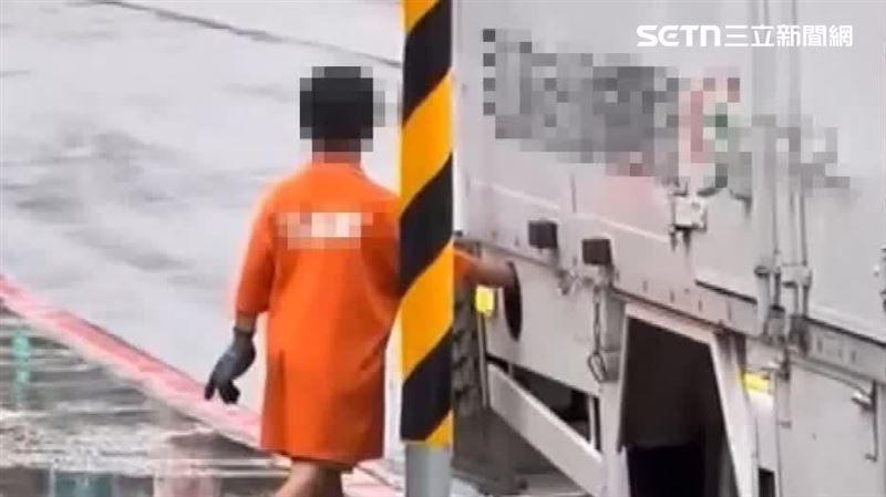 獨/國小童伴父送貨 獨自操作物流車升降