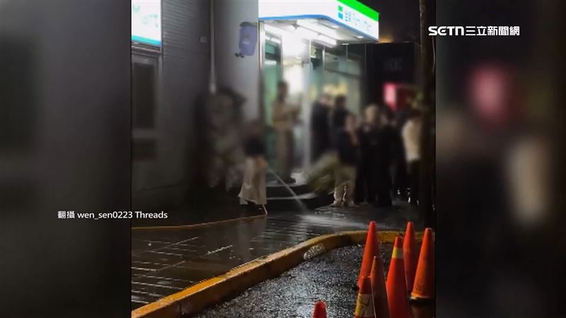 有酒客一怒之下，將一大籃玻璃酒瓶往清潔人員的方向丟