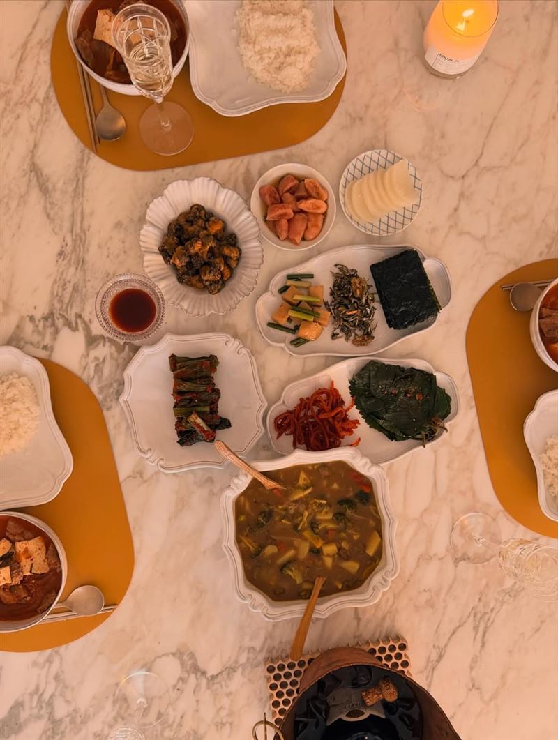 宋慧喬親手為了造型師下廚。(圖/翻攝自IG @raymondchae)