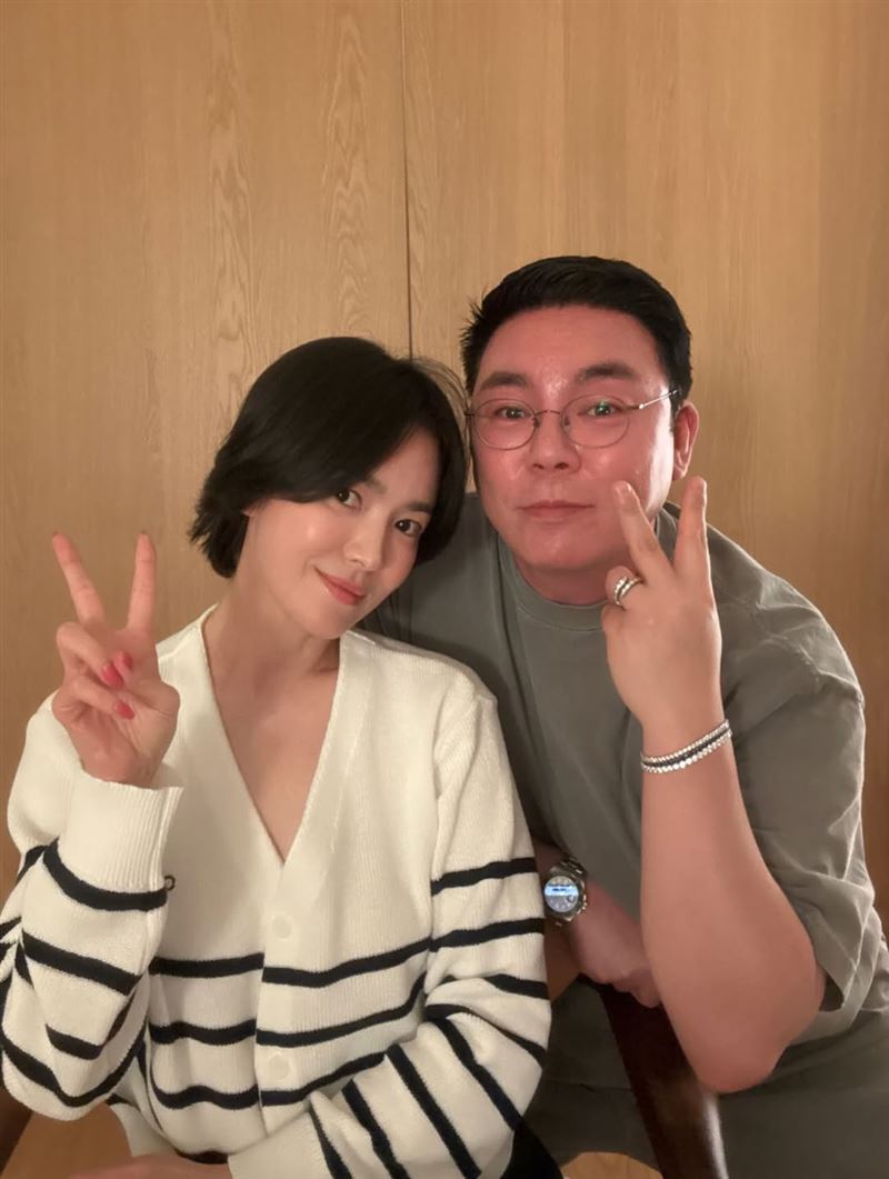 和宋慧喬交情深厚的造型師在社群發文,寫下「幫我準備生日飯的漂亮妹妹,希望我們像現在一樣,一輩子幸福」。(圖/翻攝自IG @raymondchae)