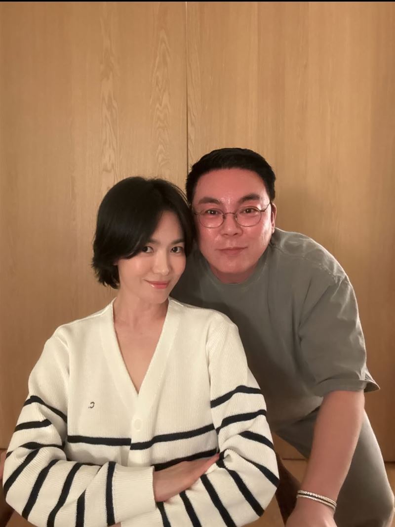 和宋慧喬交情深厚的造型師在社群發文,寫下「幫我準備生日飯的漂亮妹妹,希望我們像現在一樣,一輩子幸福」。(圖/翻攝自IG @raymondchae)