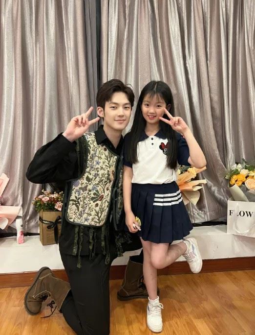 「假爸爸」董力在節目結束多年後仍關心阿拉蕾的成長,兩人難得同框時勾起網友回憶殺。(圖/翻攝自微博)