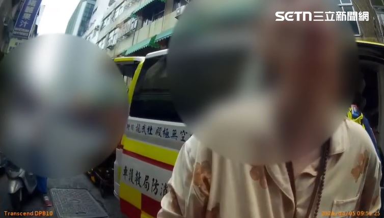 婦人朝警方吐口水挑釁遭到壓制。（圖／翻攝畫面）