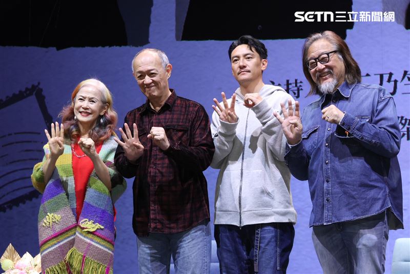 （左起）丁乃竺、金士傑、張震、賴聲川出席「舞台與時間之間 江濱柳的四十年」講座。（圖／記者鄭孟晃攝影）