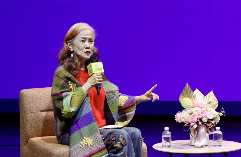 丁乃竺73歲自學三角函數與微積分。（圖／記者鄭孟晃攝影）