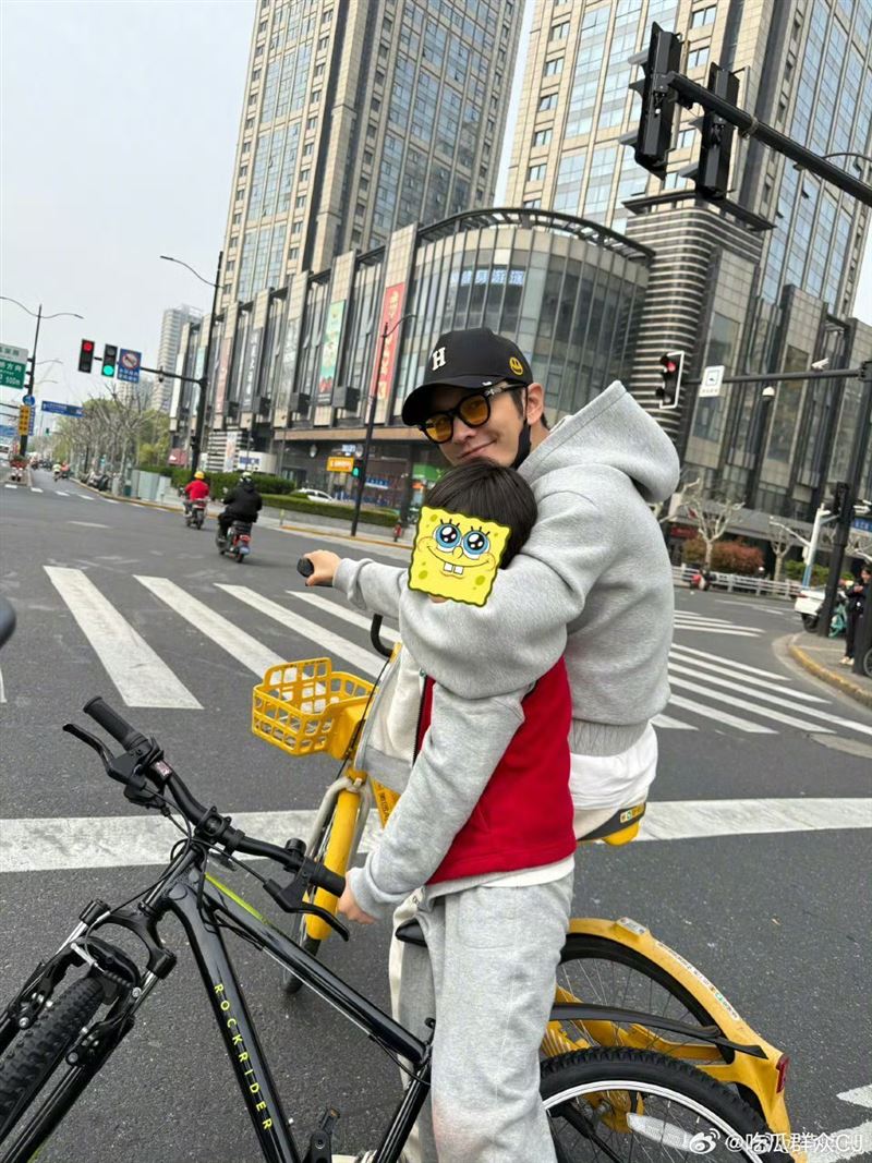 黃曉明與9歲兒子於上海街頭騎自行車,沒想到卻違反未滿12歲不得騎自行車上路的條例。(圖/翻攝自微博)
