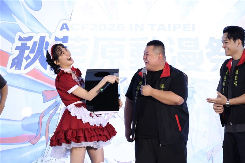 百萬YouTuber大蛇丸在現場和女僕互動熱絡，笑說自己有先跟女友報備。（圖／記者鄭孟晃攝影）