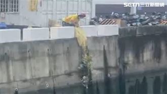 數袋垃圾直接倒水溝　廟志工稱「餵魚」