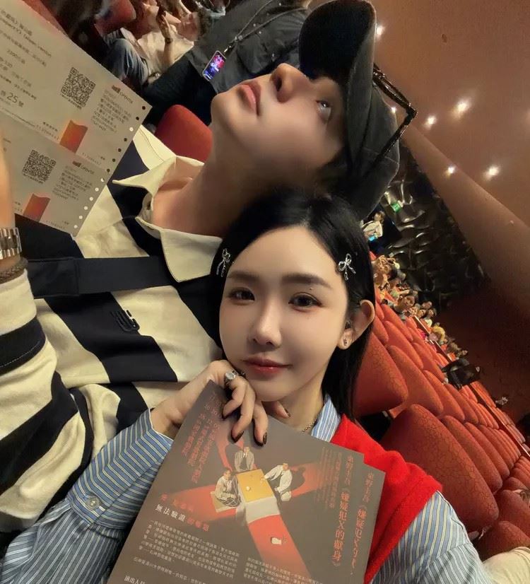 許允樂生日當天和老公李玉璽直奔台中吃麻辣烤魚、看舞台劇《嫌疑犯X的獻身》。（圖／翻攝許允樂臉書）