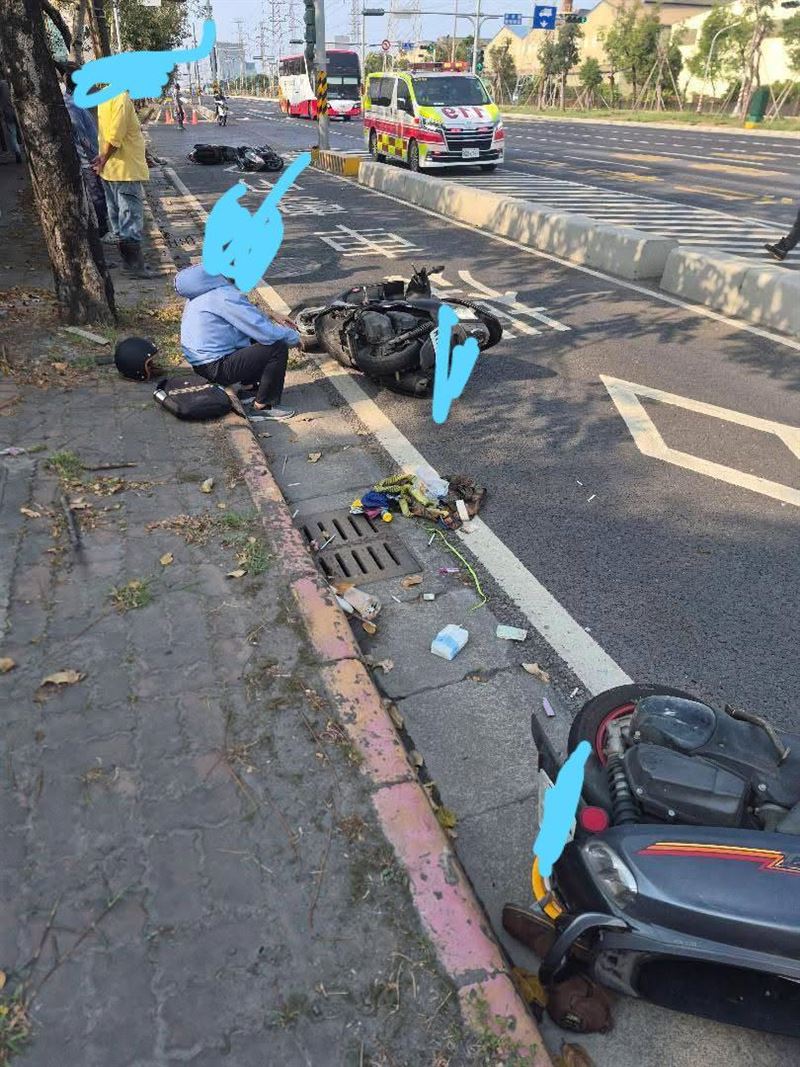 高雄市小港區沿海三路1日發生連環摔事故,其中27歲李男頭部重創。(圖/翻攝畫面)
