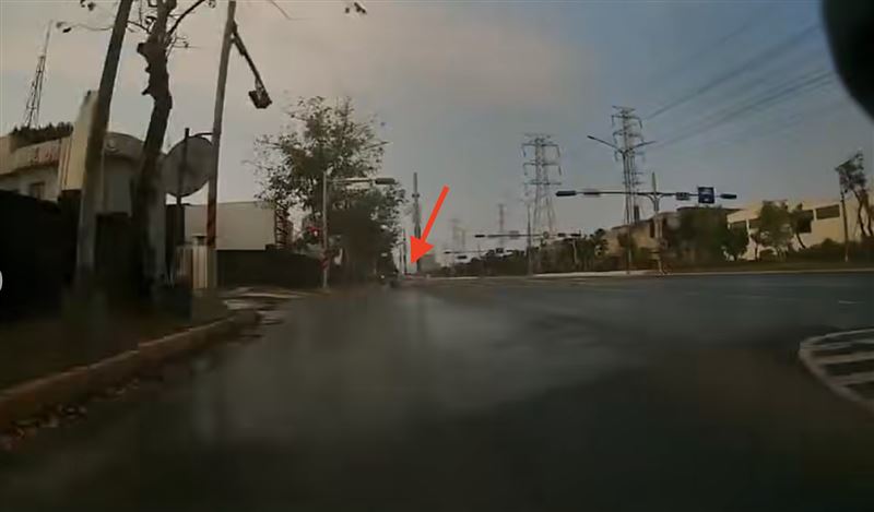 共5台車在行經後自摔。(圖/翻攝畫面)