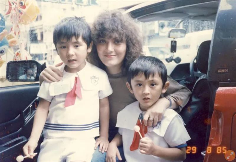 施明與前夫所生的雙胞胎兒子。(圖/施明臉書)