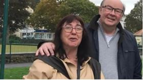 英國婦人洛娜・麥克索利（左）於南非祖魯蘭地區失蹤半年，至今僅尋獲隨身地圖，真相依然成謎。（翻攝自X/tvcuaima）