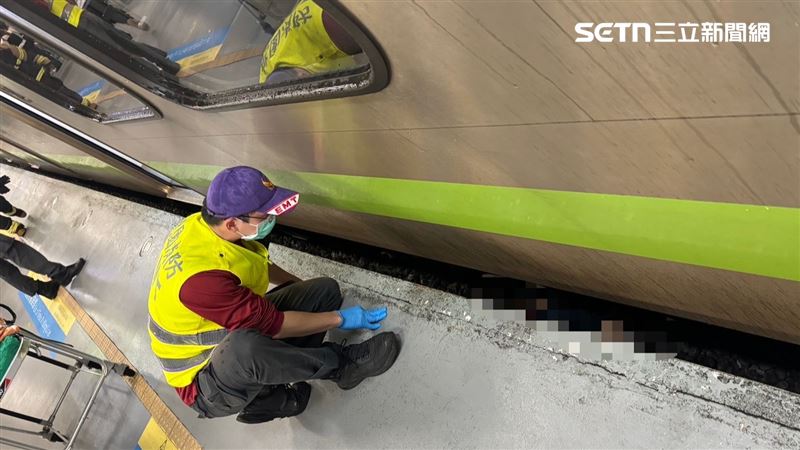 桃園市中壢車站昨晚（5日）發生落軌事故。（圖／翻攝畫面）