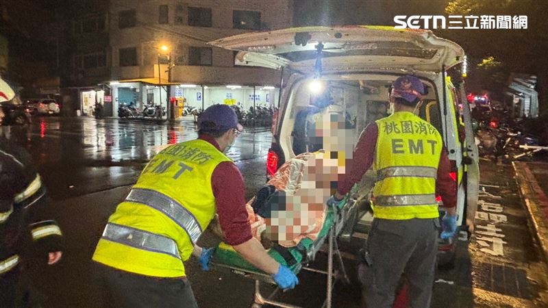 傷者由消防隊救護人員送往中壢聯新醫院急救。（圖／翻攝畫面）