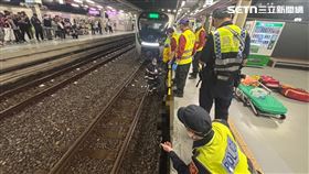桃園地檢署,臺鐵,台鐵中壢站,桃園,中壢,事故,列車,男子,軌道,路線,落軌。（圖／翻攝畫面）