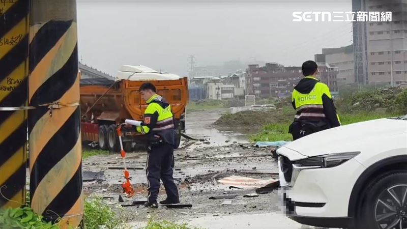 一輛聯結車不明原因撞擊行人,又撞斷電線杆、消防栓及路牌。(圖/翻攝畫面)