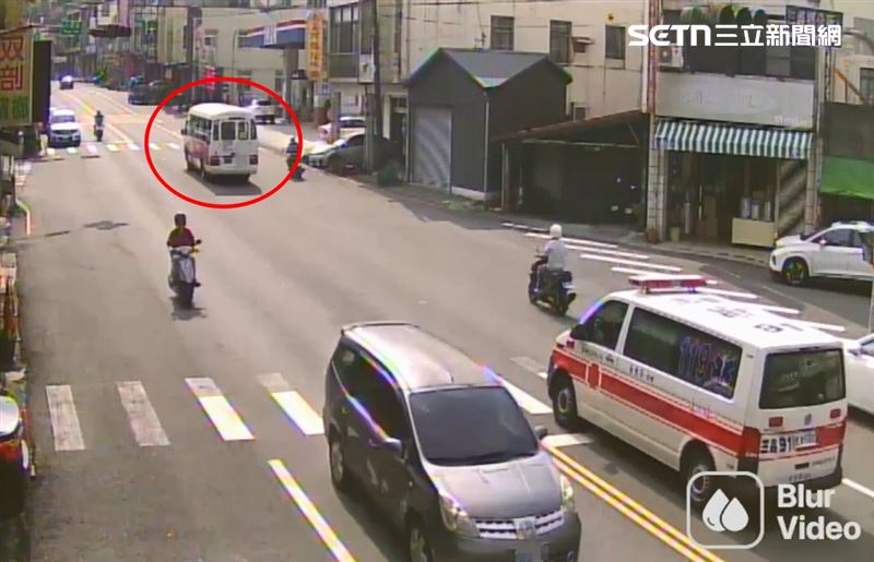 苗栗三義鄉觀光巴士酒駕撞車後肇逃,遭119救護車攔停報警。(圖/翻攝畫面)