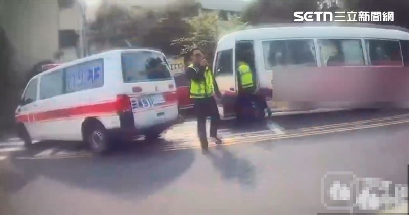 苗栗三義鄉觀光巴士酒駕撞車後肇逃,遭119救護車攔停報警。(圖/翻攝畫面)