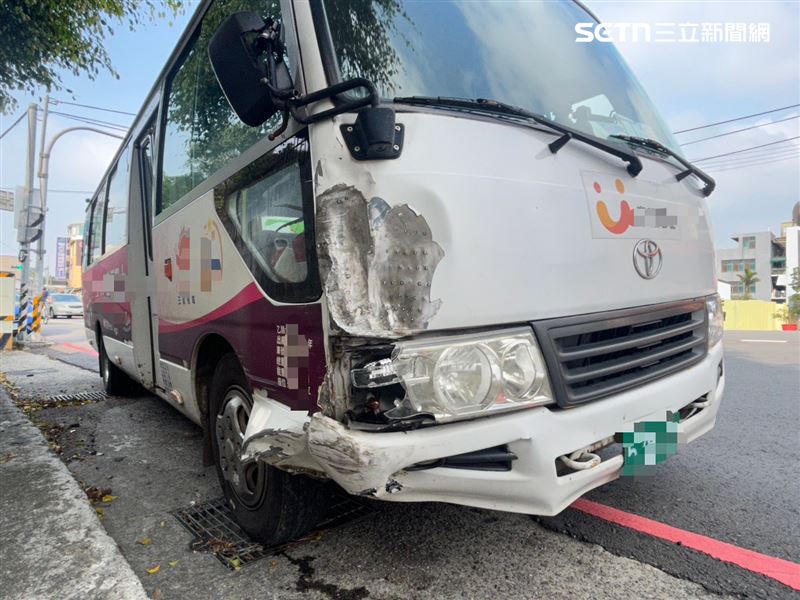觀光巴士擦撞路邊停車,司機酒測值高達1.44毫克。(圖/翻攝畫面)