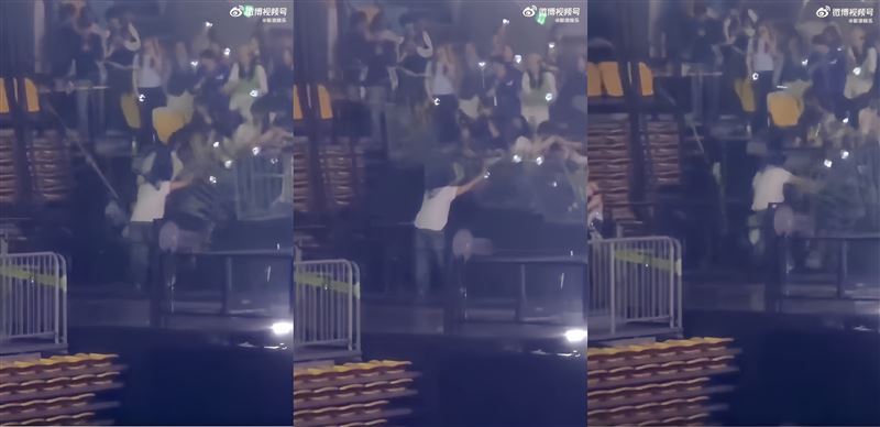 韓流帝王SUPER JUNIOR巡演最終場發生事故,厲旭(前白衣者)目擊意外發生瞬間。(組合圖/翻攝自微博)
