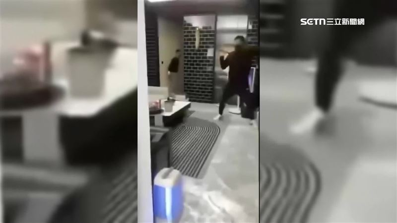 獨/高雄球棒隊衝透天厝 闖屋亂砸畫面曝