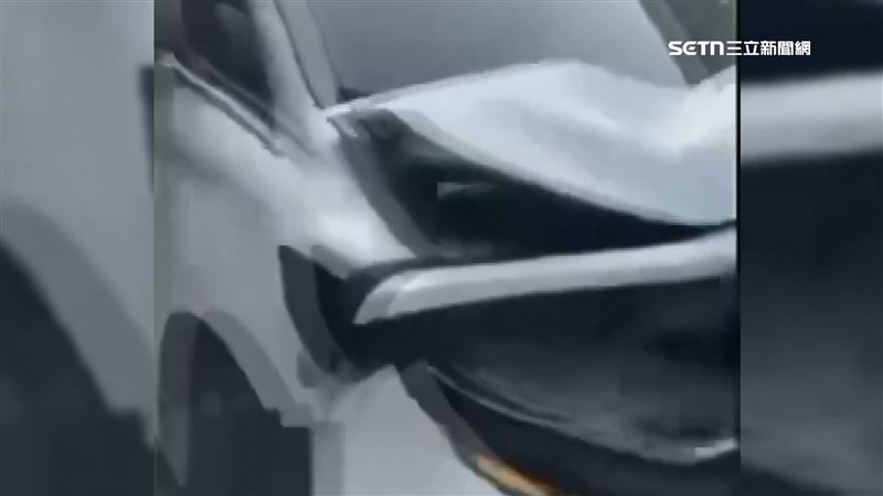 被害人白車頭被撞到凹陷，警報器狂響