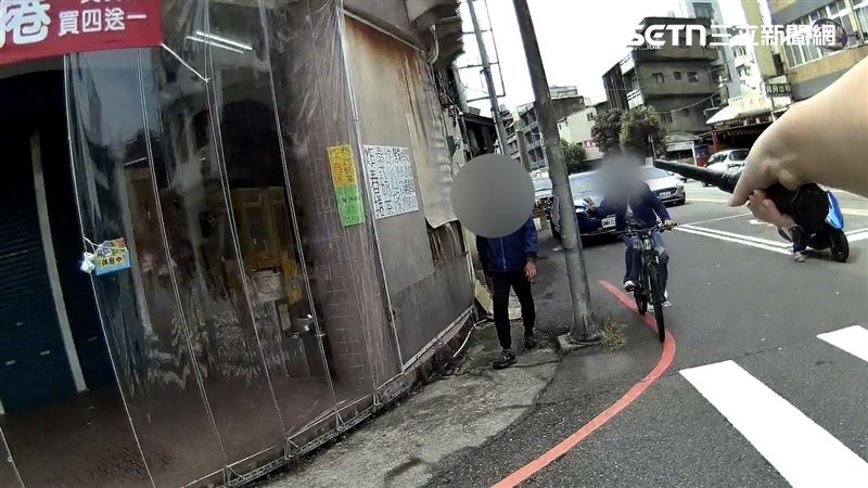 48歲邱姓男子,在環市路一段附近巷弄內,因不滿住戶上前詢問身分,竟當眾掏出隨身菜刀揮舞並企圖追人。(圖/翻攝畫面)