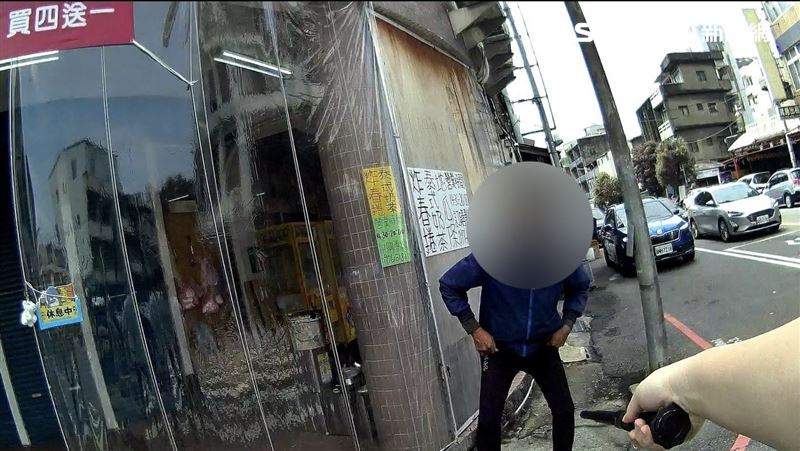 快打警力趕赴現場將其壓制逮捕,男子一度出刀對峙。(圖/翻攝畫面)