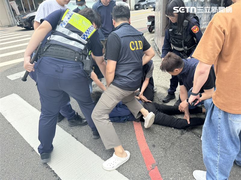 警方隨即上前合力將其壓制,並在其胸前搜出作案用菜刀1把,當場依準現行犯逮捕帶回 。(圖/翻攝畫面)