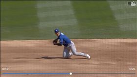 岡本和真撲接、單膝跪地傳一壘。（圖／翻攝自MLB官網）