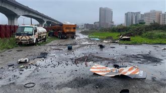 聯結車失控衝工地　路人遭撞慘死畫面曝