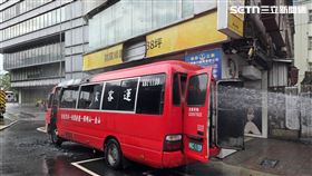北市公園路1部中型巴士無故自燃。（圖／翻攝畫面）