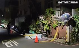 逢甲垃圾屋出事！圍牆崩落壓扁電箱機車（圖／翻攝畫面）