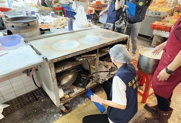 面對衛生局稽查，攤商第一時間竟態度強硬「拒絕停業」！甚至反問稽查人員：「如果查錯了誰負責？」（圖／翻攝畫面）