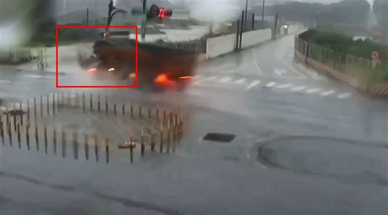 路人遭撞瞬間。（圖／翻攝畫面）