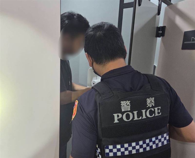 警方趕到賣場廁所檢測後，證實不是偷拍鏡頭。（圖／翻攝畫面）
